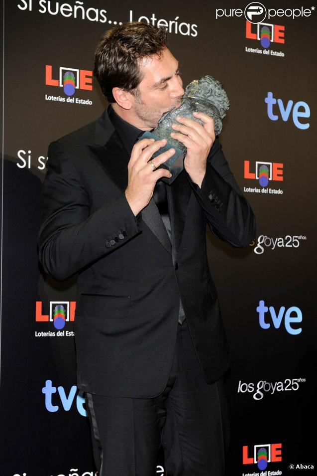 Le grand Javier Bardem remporte le prix du meilleur acteur lors de la cérémonie des Goya Awards 2011, à Madrid, le 13 février 2011.