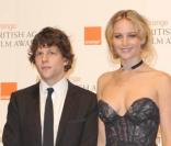 JEsse Eisenberg et Jennifer Lawrence lors des BAFTA awards à Londres le 13 février 2011
