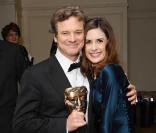 Colin Firth pose avec son BAFTA et sa femme Livia le 13 février 2011 à Londres