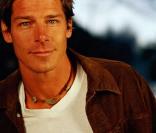 Le très beau Ty Pennington. Plus qu'un physique, un coeur en or ! Lui et son équipe aident des familles en détresse dans les Maçons du Coeur que l'on retrouve en France sur TMC. 