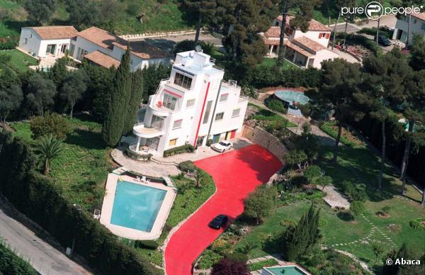 La vente aux enchères du Bateau, la villa de Charles Trénet sur les hauteurs d'Antibes-Juan-les-Pins, repoussée par le tribunal de Grasse au 26 mai 2011