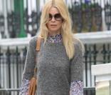 Claudia Shiffer dans les rues de Londres le 17 février avec un look très étudié