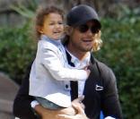 Gabriel Aubry fait une balade avec sa fille Nahla, à Los Angeles, le 17 février 2011.