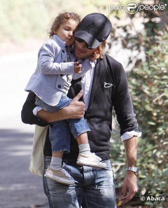 Gabriel Aubry fait une balade avec sa fille Nahla, à Los Angeles, le 17 février 2011.