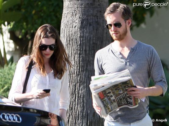 Anne Hathaway va déjeuner avec son boyfriend Adam Shulman, le 14 février 2011, à Los Angeles.