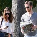 Anne Hathaway : Tendre moment ensoleillé avec son boyfriend !