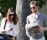 Anne Hathaway : Tendre moment ensoleillé avec son boyfriend !