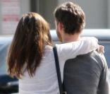Anne Hathaway va déjeuner avec son boyfriend Adam Shulman, le 14 février 2011, à Los Angeles.