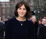Alexa Chung arrive au défilé Burberry Prorsum à la Fashion Week de Londres, le 21 février 2011.