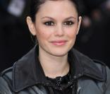 Rachel Bilson arrive au défilé Burberry Prorsum à la Fashion Week de Londres, le 21 février 2011.