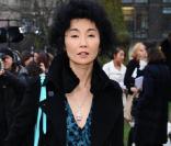 Maggie Cheung arrive au défilé Burberry Prorsum à la Fashion Week de Londres, le 21 février 2011.