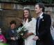 Au mariage de Lady Katie Percy, le 26 février 2011, célébré au château d'Alnwick de son père le duc de Northumberland, Chelsy Davy (en bleu) a fait un retour remarqué sur le sol britannique, avec Pippa Middleton (en noir et fuchsia).