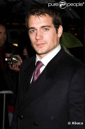  Entre le nouveau Superman Henry Cavill et la cavalière britannique star Ellen Whitaker, une belle romance est née... 