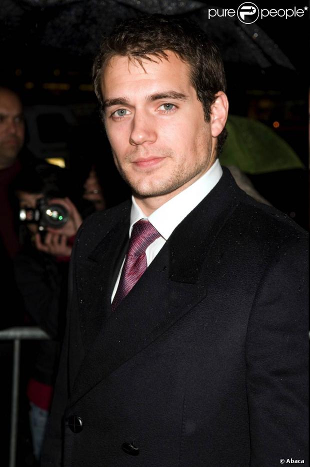  Entre le nouveau Superman Henry Cavill et la cavalière britannique star Ellen Whitaker, une belle romance est née... 
