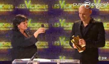 Gaëtan Roussel reçoit la Victoire de l'Artiste interprète masculin de l'année, lors de la seconde moitié des Victoires de la Musique 2011, mardi 1er mars sur France 2.
