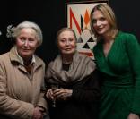 Michèle Morgan fête ses 91 ans à Paris le 1er mars 2011. Ici, avec sa soeur Hélène Roussel et sa petite fille Sarah Marshall<br />
