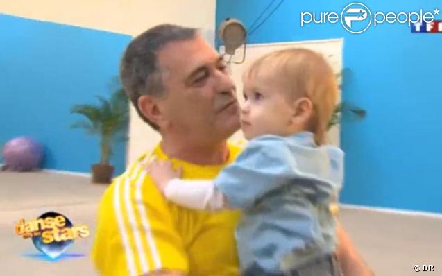 Le petit Sasha, fils de Bigard vient rendre visite à papa pendant les répétitions !