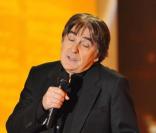 Serge Lama est venu faire une surprise à Enrico Macias, invité d'honneur de Vivement dimanche, mercredi 2 mars. La diffusion est prévue sur France 2, dimanche 6 mars.