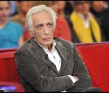 Gérard Darmon est venu faire une surprise à Enrico Macias, invité d'honneur de Vivement dimanche, mercredi 2 mars. La diffusion est prévue sur France 2, dimanche 6 mars.