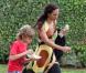 Barbara Feltus, son fils Elias et son mari Arne Quinze passent la journée ensemble lors de leurs vacances à Miami, le 6 mars 2011.
