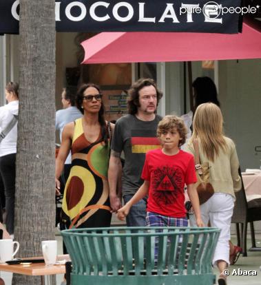 Barbara Feltus, son fils Elias et son mari Arne Quinze passent la journée ensemble lors de leurs vacances à Miami, le 6 mars 2011.