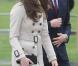 Kate Middleton et le prince William étaient en visite à Belfast le 8 mars 2011, où ils ont notamment démontré leurs aptitudes pour le lancer de crêpe et le planter de poteau.