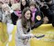 Kate Middleton et le prince William étaient en visite à Belfast le 8 mars 2011, où ils ont notamment démontré leurs aptitudes pour le lancer de crêpe et le planter de poteau.