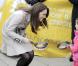 Kate Middleton et le prince William étaient en visite à Belfast le 8 mars 2011, où ils ont notamment démontré leurs aptitudes pour le lancer de crêpe et le planter de poteau.