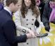 Kate Middleton et le prince William étaient en visite à Belfast le 8 mars 2011, où ils ont notamment démontré leurs aptitudes pour le lancer de crêpe et le planter de poteau.