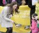 Kate Middleton et le prince William étaient en visite à Belfast le 8 mars 2011, où ils ont notamment démontré leurs aptitudes pour le lancer de crêpe et le planter de poteau.