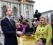 Kate Middleton et le prince William étaient en visite à Belfast le 8 mars 2011, où ils ont notamment démontré leurs aptitudes pour le lancer de crêpe et le planter de poteau.