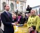 Kate Middleton et le prince William étaient en visite à Belfast le 8 mars 2011, où ils ont notamment démontré leurs aptitudes pour le lancer de crêpe et le planter de poteau.