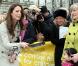 Kate Middleton et le prince William étaient en visite à Belfast le 8 mars 2011, où ils ont notamment démontré leurs aptitudes pour le lancer de crêpe et le planter de poteau.