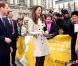 Kate Middleton et le prince William étaient en visite à Belfast le 8 mars 2011, où ils ont notamment démontré leurs aptitudes pour le lancer de crêpe et le planter de poteau.