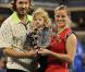 Mariée au basketteur Brian Lynch et maman d'une petite Jada âgée de 3 ans, Kim Clijsters n'a qu'une idée en tête : adopter un enfant.