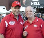 Russell Crowe et Graham Henry, lors du match de cricket de charité opposant Canterbury à Wellington, qui s'est tenu au Basin Reserve de Wellington, le 13 mars 2011.