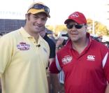 Richie McCaw et Russell Crowe, lors du match de cricket de charité opposant Canterbury à Wellington, qui s'est tenu au Basin Reserve de Wellington, le 13 mars 2011.