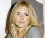 Sienna Miller présente, avec sa soeur Savannah, leur nouvelle collection Twenty8Twelve, à Londres, le 14 mars 2011.