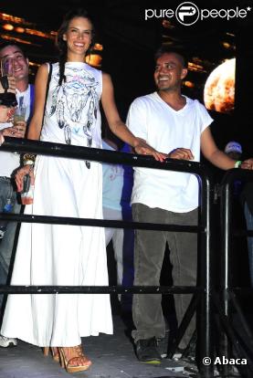 Alessandra Ambrosio s'éclate en soirée à Florianopolis au Brésil en écoutant le DJ Bob Sinclar le 11 mars 2011  