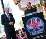 John Travolta félicite Michael Eisner, de Disney, pour son étoile, le 25/04/08