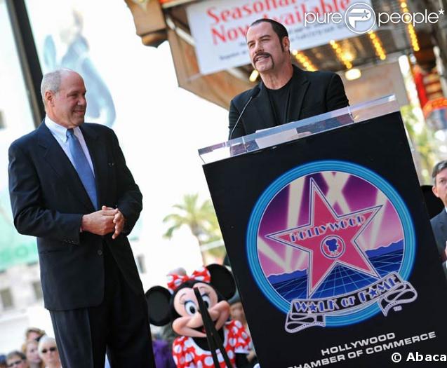 John Travolta félicite Michael Eisner, de Disney, pour son étoile, le 25/04/08