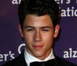 Nick Jonas à l'occasion du 19e Night at Surdi's Fundraiser Dinner, dans la prestigieuse enceinte du Beverly Hilton de Beverly Hills, à Los Angeles, le 16 mars 2011.