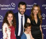 Judd Apatow, Leslie Mann et leurs filles Iris et Maude, à l'occasion du 19e Night at Surdi's Fundraiser Dinner, dans la prestigieuse enceinte du Beverly Hilton de Beverly Hills, à Los Angeles, le 16 mars 2011.