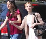 Elle Fanning entourée de sa maman à la sortie de son cours de danse à Los Angeles
