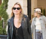 Kate Moss et sa mère font du shopping à Paris le 22 mars 2011