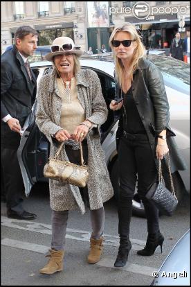 Kate Moss et sa mère font du shopping à Paris le 22 mars 2011