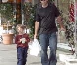 Les voleurs de Pete Sampras (photo : en 2007 avec son fils Christian) ont eu du remords d'avoir effacé quinze ans d'histoire du tennis : ils ont décidé de lui restituer ses trophées en échange de l'abandon des poursuites.