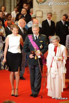 La reine Fabiola de Belgique (photo : avec son neveu le prince héritier Philippe et sa femme la princesse Mathilde lors de la Fête nationale le 21 juillet 2010) est régulièrement la cible de menaces de mort.
