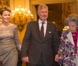 La reine Fabiola de Belgique (photo : avec son neveu le prince héritier Philippe et sa femme la princesse Mathilde lors du concert de Noël le 15 décembre 2010) est régulièrement la cible de menaces de mort.