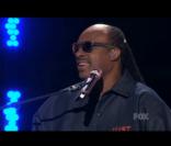 Stevie Wonder souhaite en chansons un joyeux anniversaire à Steven Tyler, sur le plateau d'American Idol